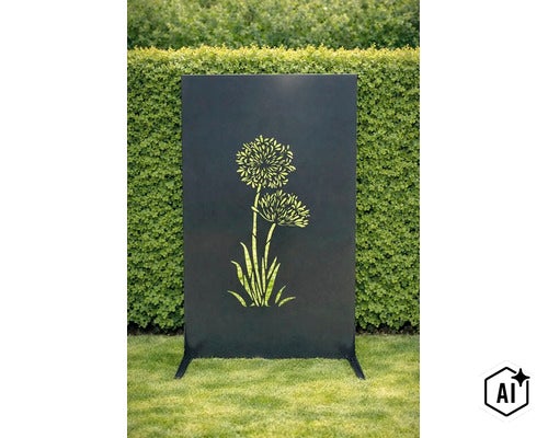 Rechteckiger Sichtschutz aus Metall mit dekorativem Blumenmotiv als Ausstanzung zur Aufstellung im Garten. (Image AI modified or generated)