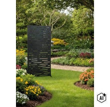 Freistehender Sichtschutzzaun aus Metall mit modernem Schlitzmuster in einem gepflegten Garten mit Rasen und Blumenbeeten. (Image AI modified or generated)