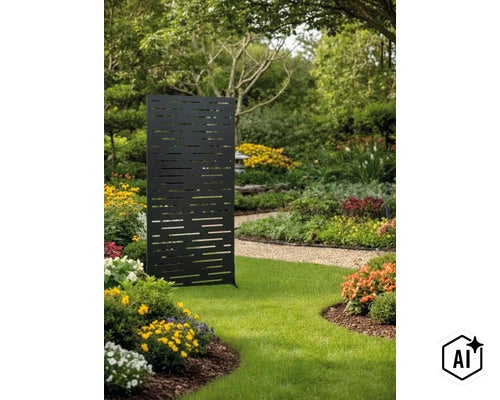 Freistehender Sichtschutzzaun aus Metall mit modernem Schlitzmuster in einem gepflegten Garten mit Rasen und Blumenbeeten. (Image AI modified or generated)