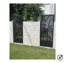 Dekoratives Metall Sichtschutzelement mit kreisförmigem Muster integriert in eine weiße Mauer als moderner Garten Sichtschutz (Image AI modified or generated)