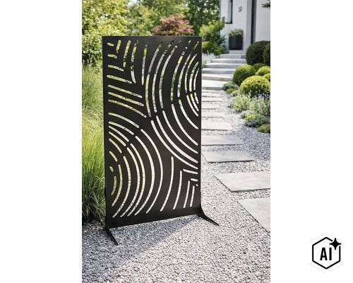 Metall Sichtschutzelement für den Garten mit dekorativem Linienmuster als freistehender Raumteiler im Außenbereich. (Image AI modified or generated)
