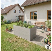Rechteckiges Hochbeet aus Kunststoff in Holzoptik steht auf einer Steinterrasse in einem Garten mit Wohnhaus, Gartenbank und Pflanzen. (Image AI modified or generated)