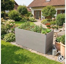 Rechteckiges Hochbeet aus Holzverbundwerkstoff im Garten vor einem Wohnhaus mit gepflasterter Terrasse und üppiger Bepflanzung. (Image AI modified or generated)