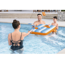 Familie spielt mit aufblasbarem Cornhole Pool Spiel im Schwimmbecken.