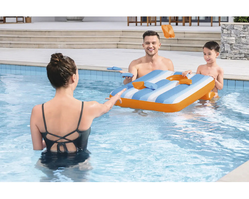 Familie spielt mit aufblasbarem Cornhole Pool Spiel im Schwimmbecken.