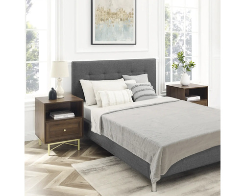 Modernes Schlafzimmer mit gepolstertem Bett, zwei Nachttischen aus Holz mit Metallbeinen und einem Teppich in einem hellen, eleganten Raum.