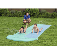 Zwei Kinder gleiten auf einer aufblasbaren Wasserrutsche im Garten, während ein Erwachsener zuschaut.