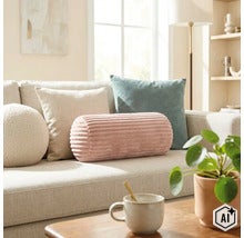 Ein längliches, geripptes Kissen auf einem Sofa mit weiteren verschiedenen Zierkissen in einem hellen, wohnlichen Wohnzimmer. (Image AI modified or generated)