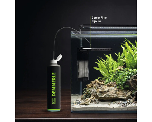 Dennerle Eckfilter Injektor an einem Aquarium mit angeschlossener CO2 Flasche