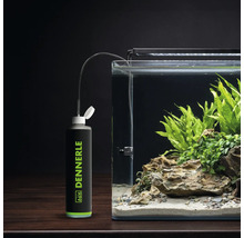 Dennerle Bio CO2 Aquarium Düngeanlage neben einem bepflanzten Aquarium mit Steinaufbau.