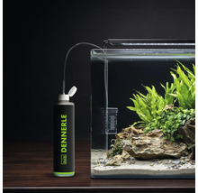 Dennerle CO2 Anlage für Aquarien mit Flasche und Schlauchverbindung zu einem bepflanzten Aquarium