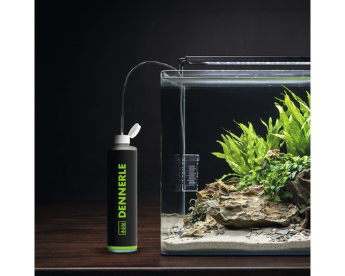 Dennerle CO2 Anlage für Aquarien mit Flasche und Schlauchverbindung zu einem bepflanzten Aquarium