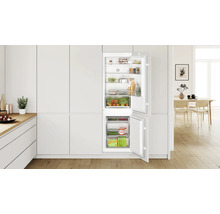 Moderne Einbauküche mit integrierter Bosch Kühl-Gefrier-Kombination in einer hellen und organisierten Umgebung.