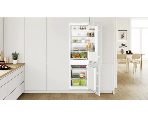 Moderne Einbauküche mit integrierter Bosch Kühl-Gefrier-Kombination in einer hellen und organisierten Umgebung.