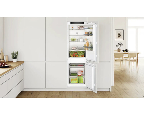 Bosch Einbaukühlschrank mit Gefrierkombination in einer modernen, hellen Küche mit Holzboden integriert.
