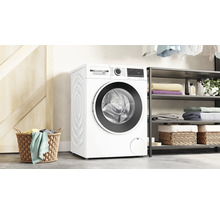 Bosch Waschmaschine Serie 6 in einem organisierten Hauswirtschaftsraum mit offener Ablage und Korb für Wäsche.