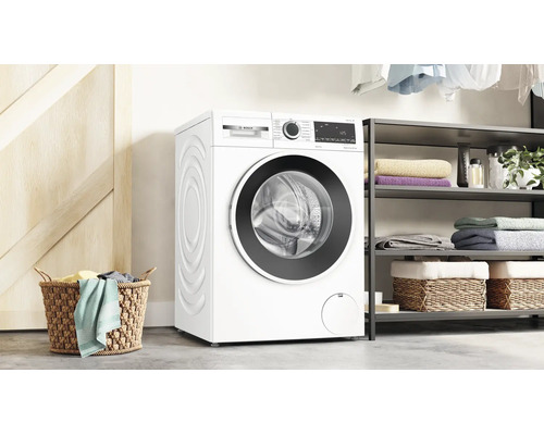 Bosch Waschmaschine Serie 6 in einem organisierten Hauswirtschaftsraum mit offener Ablage und Korb für Wäsche.