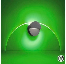 Moderne halbrunde Außenwandleuchte für eine stimmungsvolle Akzentbeleuchtung an der Hauswand. (Image AI modified or generated)