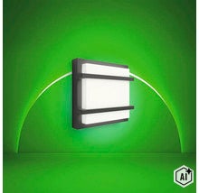 Moderne quadratische Wandleuchte mit dunklem Rahmen und weißem Lichtdiffusor zur Außenbeleuchtung. (Image AI modified or generated)
