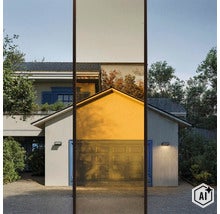 Moderne Außenwandleuchte montiert an einer hellen Fassade eines Wohnhauses mit Garagentor und Gartenanlage bei Tageslicht. (Image AI modified or generated)