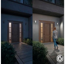 Vergleichsbild einer modernen Außenwandleuchte bei Nacht, links unbeleuchtet und rechts beleuchtet mit Person vor einem Hauseingang. (Image AI modified or generated)