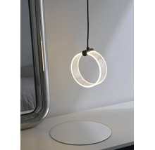 Moderne runde LED Pendelleuchte mit minimalistischem Design neben einem Spiegel auf einem Tisch