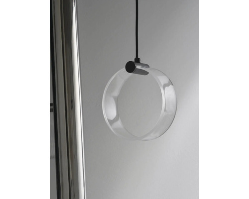 Moderne Hängeleuchte mit einem kreisförmigen Glaskörper und einer minimalistischen Halterung an einem schwarzen Kabel.