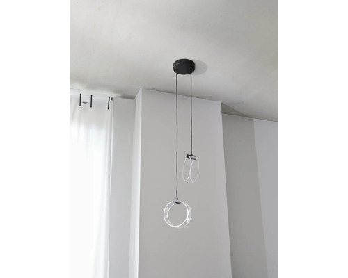 Moderne zweiflammige Pendelleuchte mit zwei ringförmigen Elementen aus Acrylglas an schwarzen Kabeln montiert an der Decke.