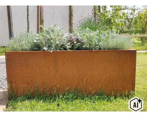 Rechteckiger Pflanztrog aus Cortenstahl mit verschiedenen Pflanzen im Garten auf einer Rasenfläche. (Image AI modified or generated)