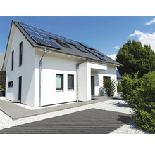 Modernes Einfamilienhaus mit Solaranlage auf dem Dach und einer gepflegten Außenanlage mit gepflastertem Weg und Kiesbett.
