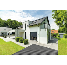Modernes Einfamilienhaus mit Terrasse und Garten, ausgestattet mit einem Vorbau, bodentiefen Fenstern, Rollläden und einem Balkon mit Glasgeländer.