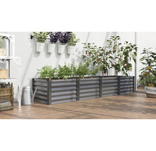 Rechteckiges Hochbeet aus Metall in einem Gewächshaus mit verschiedenen Pflanzen wie Paprika und Karotten auf einem Terrassenboden.