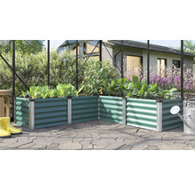 Winkel Hochbeet aus Metall in einem Gewächshaus mit verschiedenen Gemüsepflanzen auf einer Terrasse