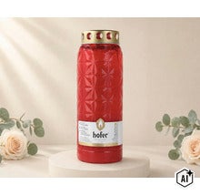 Hofer Friedlicht Grabkerze in rotem Kunststoffgehäuse mit Golddeckel und Blumenverzierung. (Image AI modified or generated)