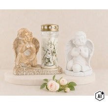 Grabschmuck Set bestehend aus zwei Engel Figuren, einer Grabkerze mit Blumendekor und Dekosockel zur Gestaltung von Grabstätten. (Image AI modified or generated)