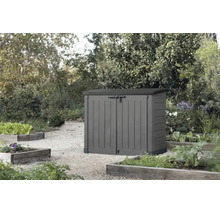 Kunststoff Gartenbox mit Doppeltür zur Aufbewahrung im Garten stehend auf einem Kiesweg vor Gartenbeeten