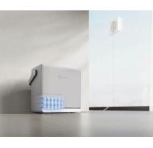 Tragbare Powerstation von Ecovacs mit integriertem Akku, verbunden mit einer Steckdose.