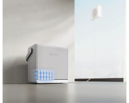 Tragbare Powerstation von Ecovacs mit integriertem Akku, verbunden mit einer Steckdose.