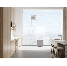 Fensterputzroboter bei der Arbeit an einer großen Glasscheibe in einer modernen, hellen Küche.