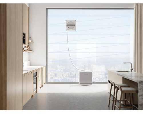 Fensterputzroboter bei der Arbeit an einer großen Glasscheibe in einer modernen, hellen Küche.