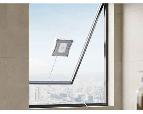 Ein Fensterputzroboter reinigt eine große Fensterscheibe mit Blick auf eine städtische Skyline.