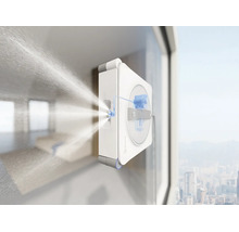 Ecovacs Fensterputzroboter beim Reinigen einer Fensterscheibe mit Sprühfunktion