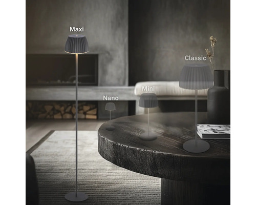 Vier verschiedene Größen von LED Tisch und Stehleuchten mit plissiertem Lampenschirm in einem modernen Wohnzimmer