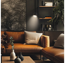 Modernes Wohnzimmer mit Ledersofa, Stehlampe und Dekoration im Regal, stilvolle und gemütliche Einrichtung.