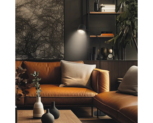 Modernes Wohnzimmer mit Ledersofa, Stehlampe und Dekoration im Regal, stilvolle und gemütliche Einrichtung.