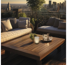 Moderne Loungegruppe aus Holz mit passendem Couchtisch und Kissen auf einer Dachterrasse mit Blick auf die Skyline bei Sonnenuntergang.