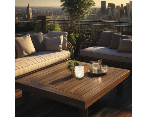 Moderne Lounge Terrasse mit Holztisch und Polstermöbeln vor einer urbanen Skyline bei Sonnenuntergang.