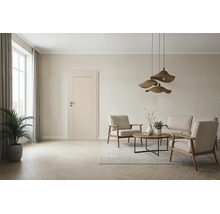 Wohnraum mit einer Innentür, beigen Sesseln, einem Couchtisch aus Holz und einer Pendelleuchte in modernem, wohnlichem Einrichtungsstil.