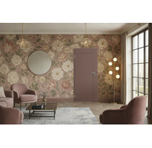 Moderne Innentür in einem elegant eingerichteten Wohnzimmer mit floraler Tapete, Sesseln und harmonischer Beleuchtung.