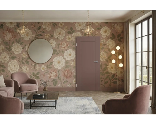 Eine elegante Innentür in einem Wohnzimmer mit florale Tapete, Sesseln, Couchtisch, rundem Spiegel und einer modernen Stehlampe mit Kugeln.